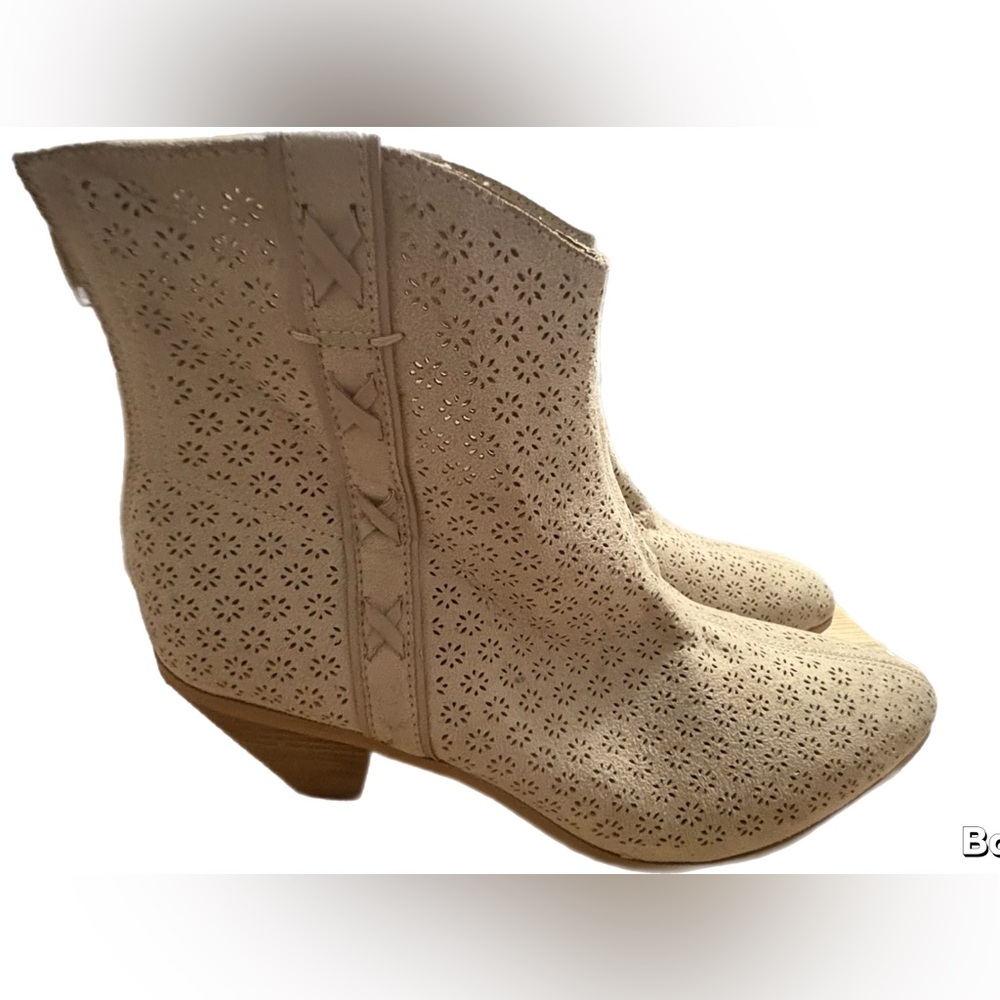 Cato Comfort Est Tan Ankle Boots with Perforated Design and Low Heel - Picture 2 of 9